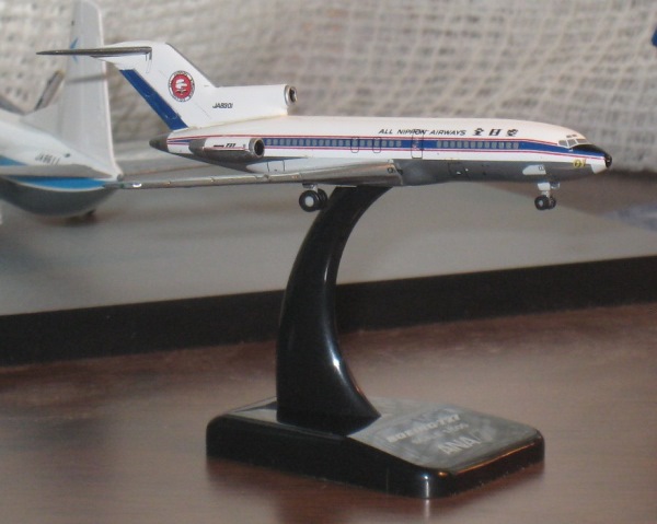 写真で見る東京国際空港の歴史全日空 購入1番機のボーイング727 JA8301到着